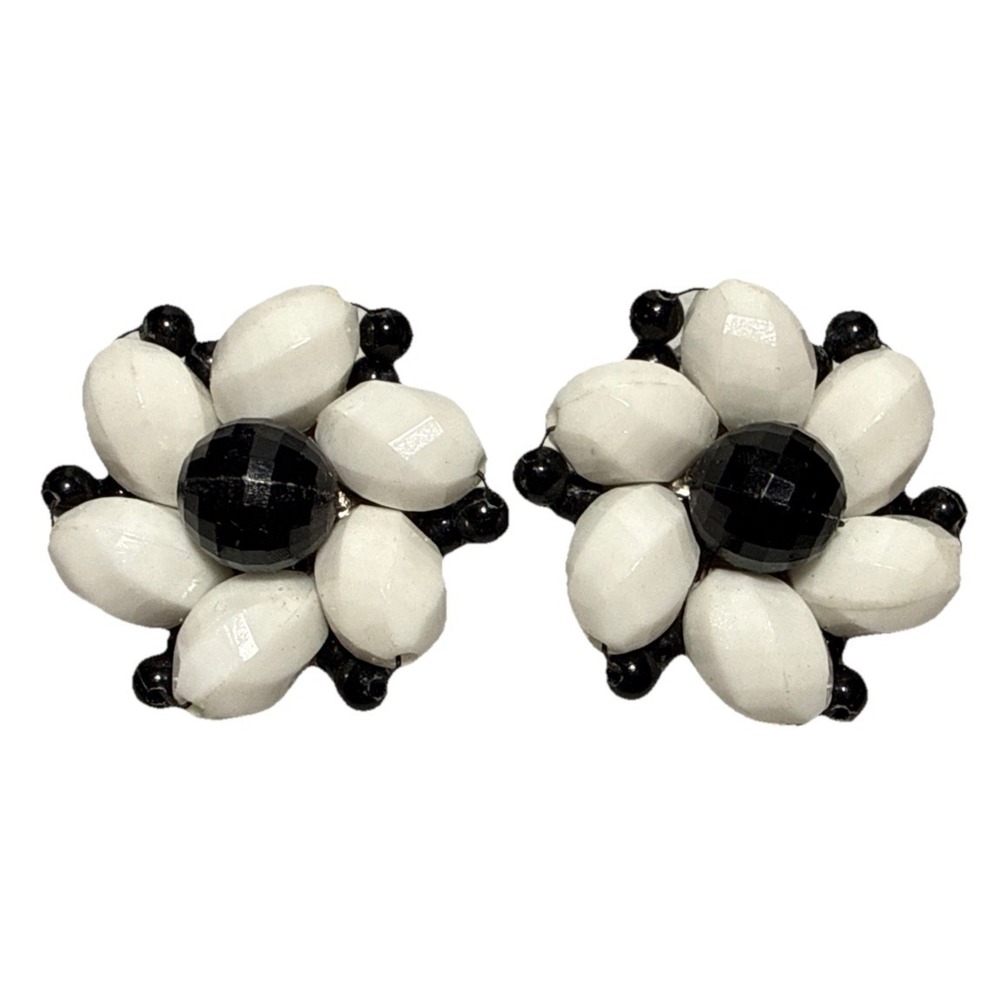 Vintage Black and White Beaded Cluster Clip On Earrings J18-15